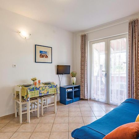 1 Bedroom Lovely Apartment In 罗维尼 外观 照片