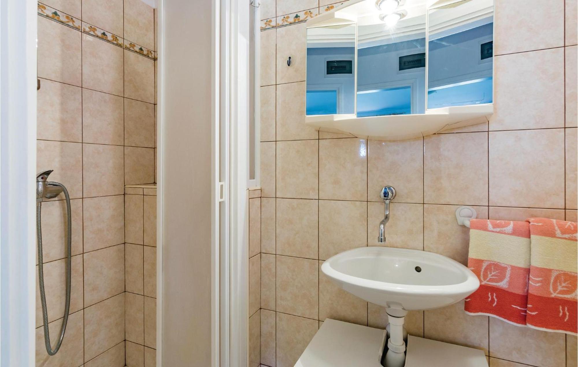 1 Bedroom Lovely Apartment In 罗维尼 外观 照片